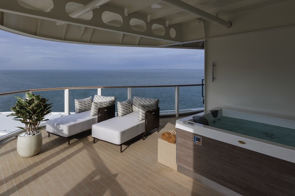 Silversea, Silver Ray, Otium Suite Whirlpool ©Silversea Cruises Ltd.jpg